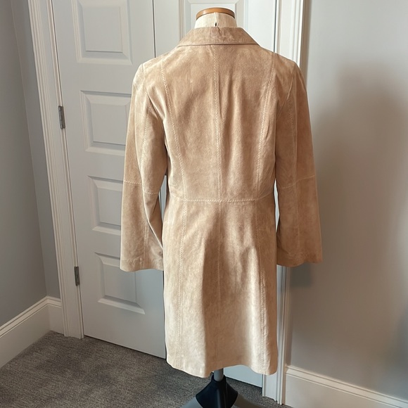 Three-quarter length suede three button jacket. Size 8 by John Paul Richard. - Picture 3 of 7